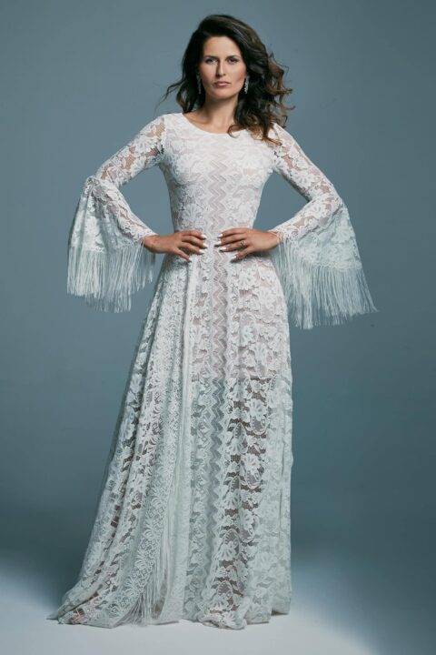suknia ślubna z długimi rękawami z koronkowej tkaniny z frędzlami na mankietach