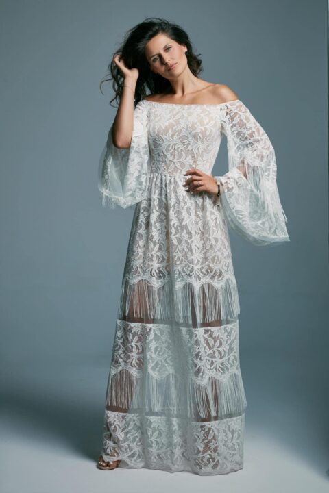 suknia ślubna z koronkowymi rękawami i przezroczystym dołem, w kolorze białym