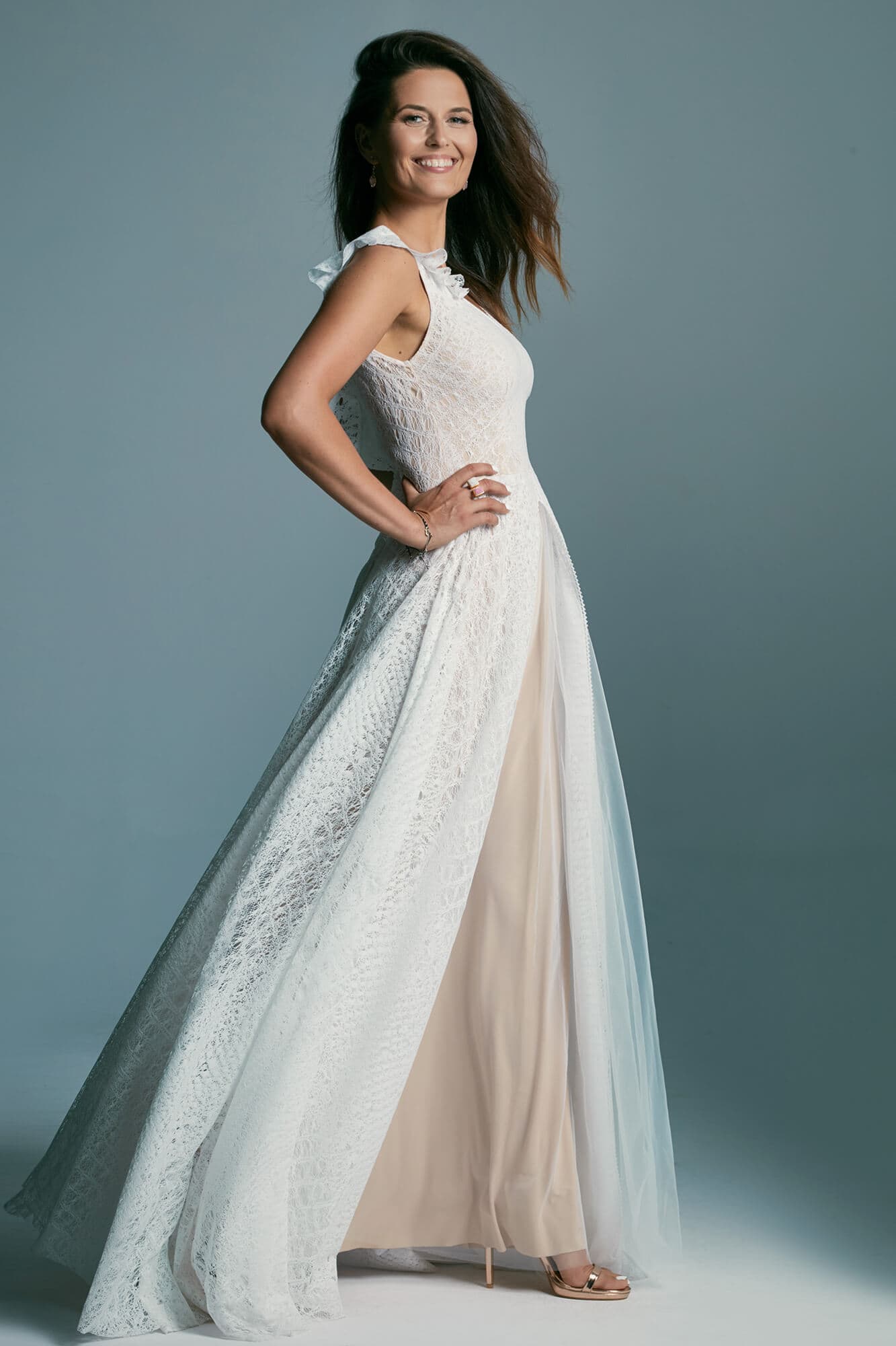 suknia ślubna z koronkowym górnym obszyciem i długim, zwiewnym dołem w kolorze białym i beżowym