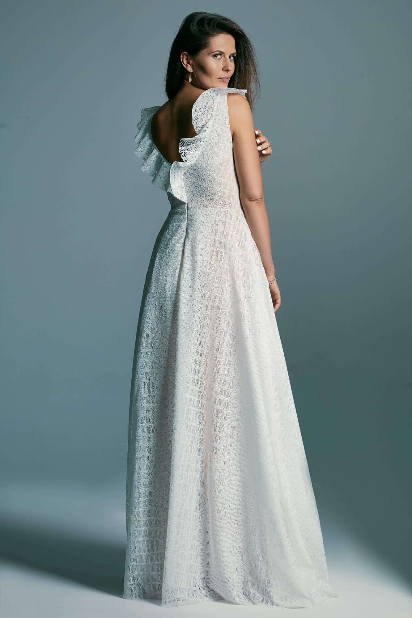 suknia ślubna z długim rękawem i rozkloszowanym dołem, widok z tyłu.